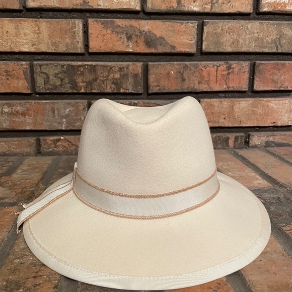 Classy cream fedora hat - Picture 3 of 3